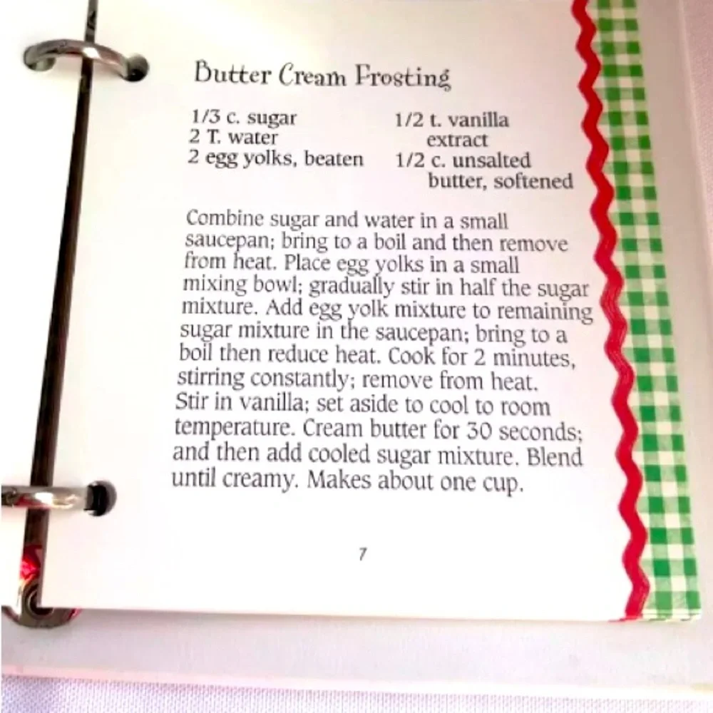 GOOSEBERRY PATCH MINI XMAS COOKBOOK & 8 MINI COOKIE CUTTERS. EXCELLENT CONDITION